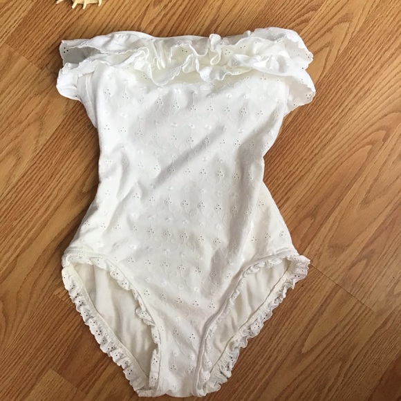Lace eyelet Ruffle onesie - Picture 2 of 4